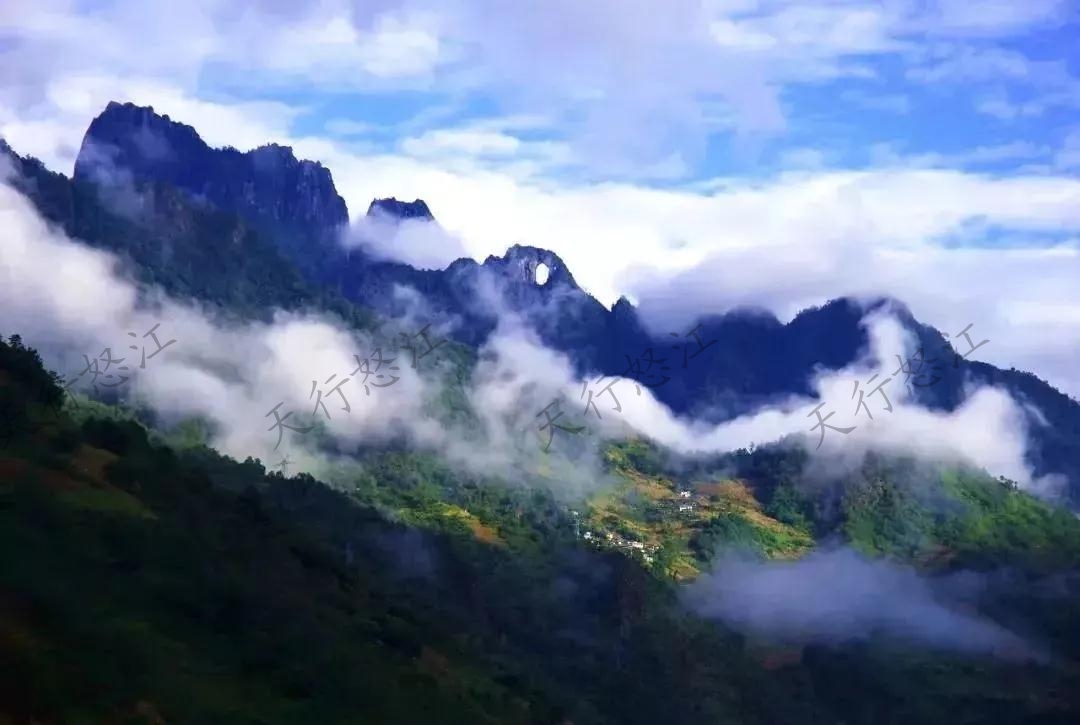 “怒江美麗公路”領(lǐng)略絕美風(fēng)景 “車(chē)在路上走，人在畫(huà)里行”