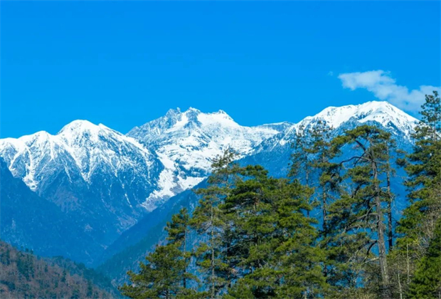 怒江會議旅游：獨龍江兩山夾飛流 金輝照碧波